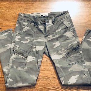 Camo pants with zipper detail - Sz 7 - 28 -Small